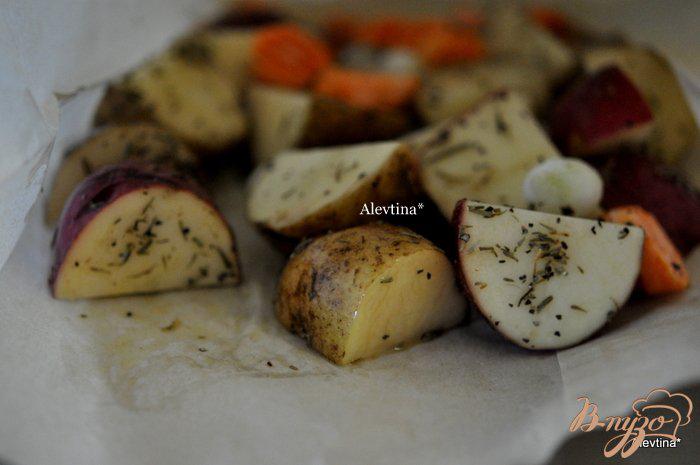Фото приготовление рецепта: Картофель с тимьяном и розмарином в пакете шаг №2