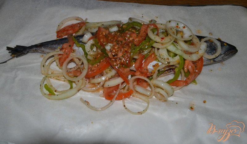Фото приготовление рецепта: Скумбрия, запеченная с овощами шаг №7
