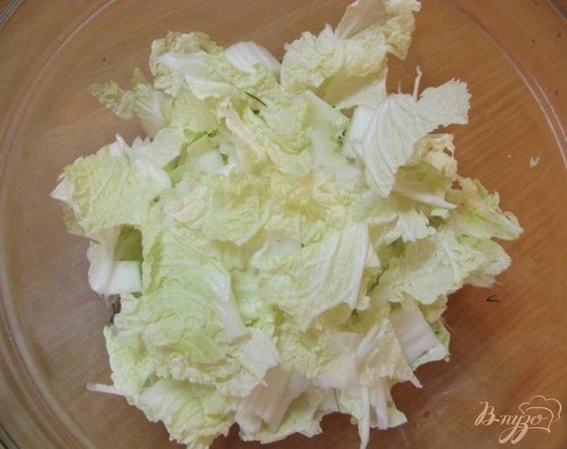 Фото приготовление рецепта: Салат с пекинской капустой и зеленым горошком шаг №5