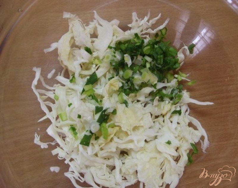 Фото приготовление рецепта: Салат с пекинской капустой и зеленым горошком шаг №2