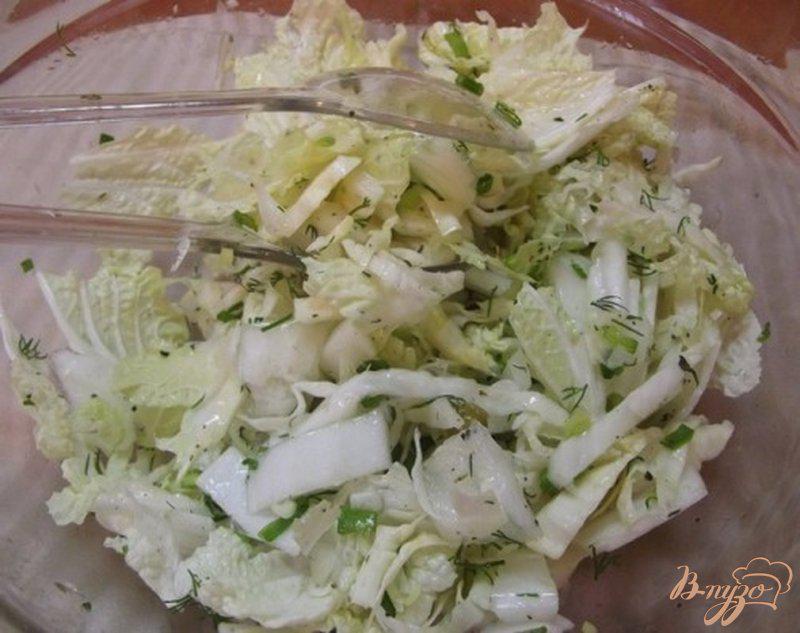 Фото приготовление рецепта: Салат с пекинской капустой и зеленым горошком шаг №8