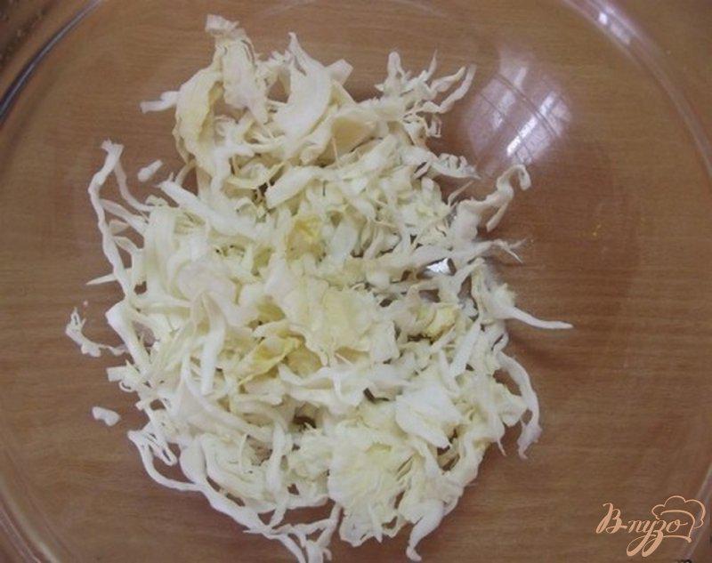 Фото приготовление рецепта: Салат с пекинской капустой и зеленым горошком шаг №1