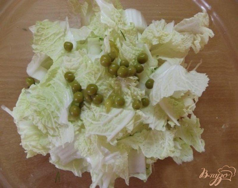 Фото приготовление рецепта: Салат с пекинской капустой и зеленым горошком шаг №6