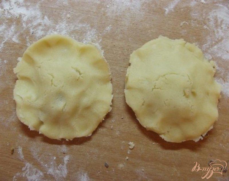 Фото приготовление рецепта: Песочное печенье с грецким орехом и медом шаг №7