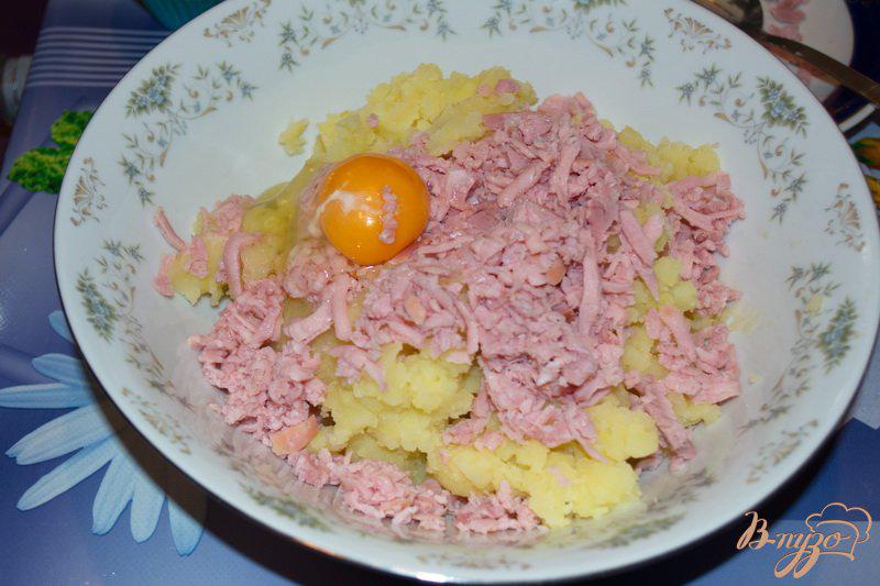 Фото приготовление рецепта: Картофельные котлеты с ветчиной в кукурузной панировке шаг №5
