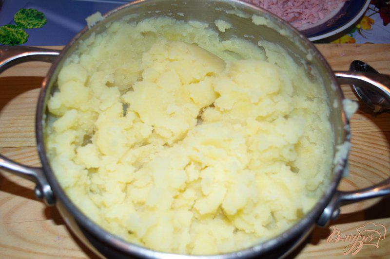 Фото приготовление рецепта: Картофельные котлеты с ветчиной в кукурузной панировке шаг №2