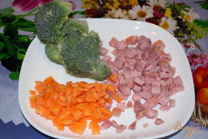 Фото приготовление рецепта: Суп с брокколи и сыром шаг №2