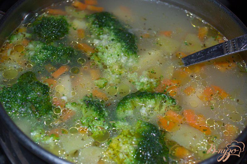 Фото приготовление рецепта: Суп с брокколи и сыром шаг №4