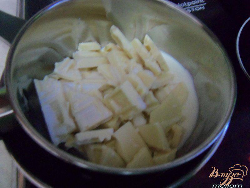 Фото приготовление рецепта: Десерт из белого шоколада с мандаринами, гранатом и печеньем шаг №1