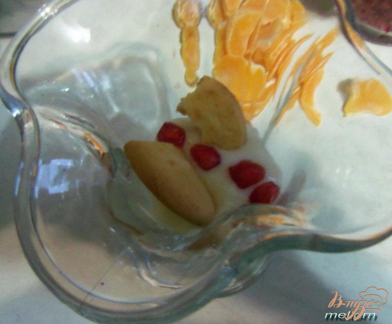 Фото приготовление рецепта: Десерт из белого шоколада с мандаринами, гранатом и печеньем шаг №4