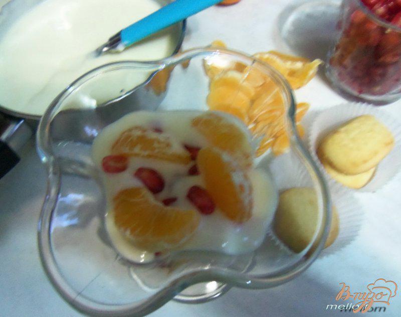 Фото приготовление рецепта: Десерт из белого шоколада с мандаринами, гранатом и печеньем шаг №5
