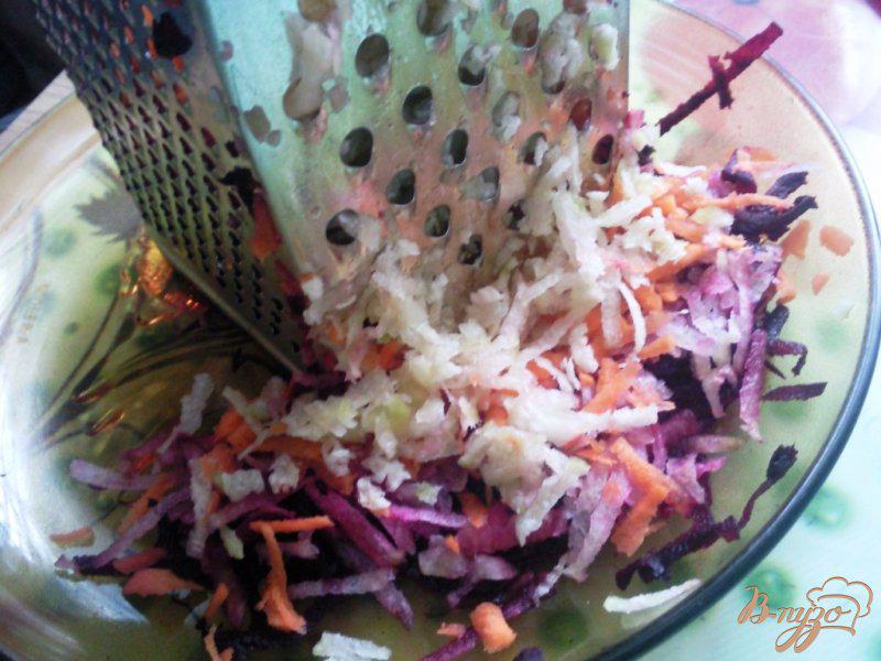 Фото приготовление рецепта: Овощной салат с зеленой редькой и свеклой шаг №2