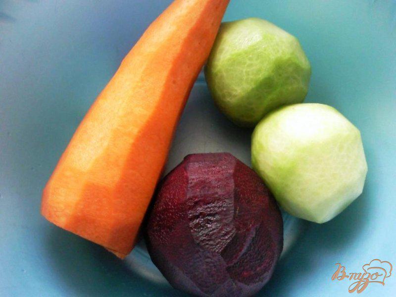 Фото приготовление рецепта: Овощной салат с зеленой редькой и свеклой шаг №1