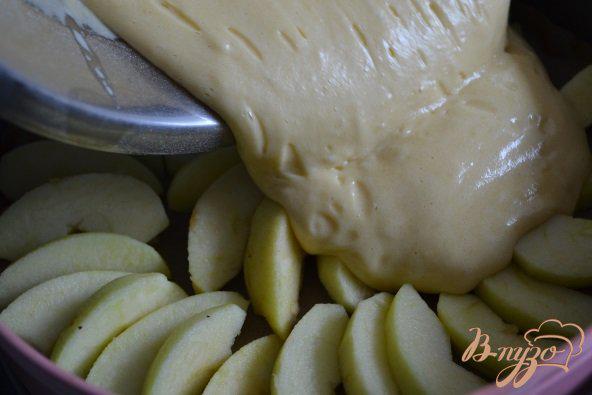 Фото приготовление рецепта: Шарлотка с яблоками шаг №3