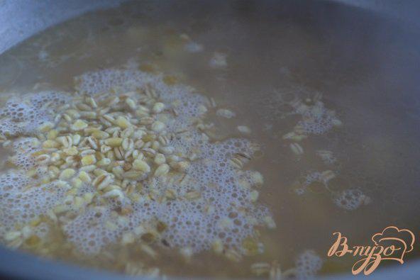 Фото приготовление рецепта: Густой суп с перловкой и маслинами шаг №1