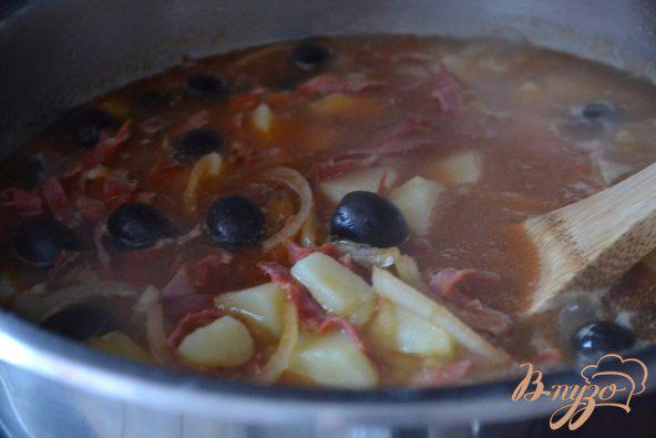Фото приготовление рецепта: Густой суп с перловкой и маслинами шаг №4