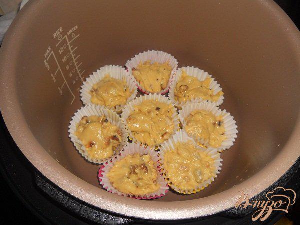 Фото приготовление рецепта: Кексы с орехами шаг №4