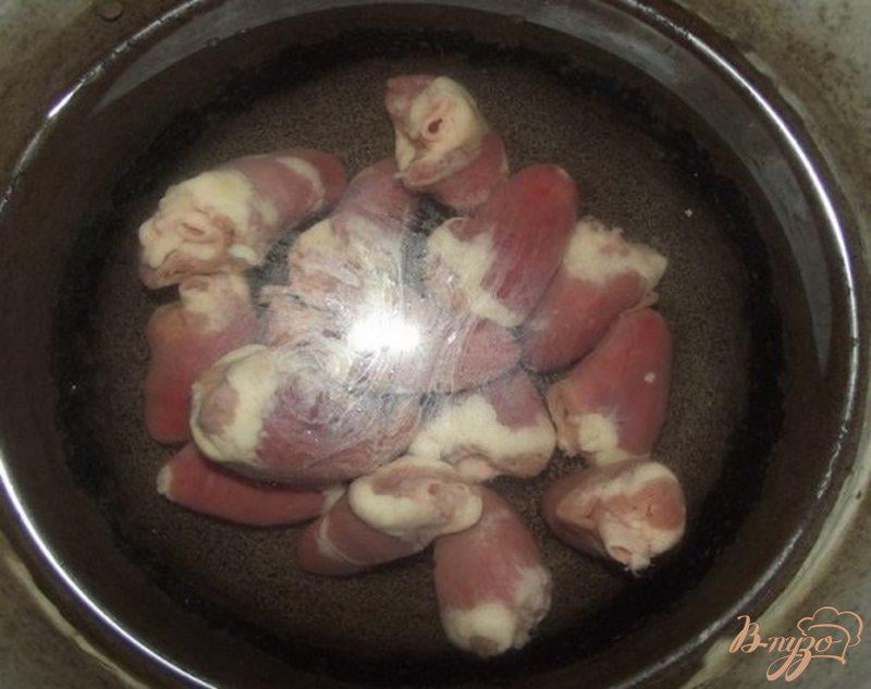 Фото приготовление рецепта: Фаршированные куриные сердечки шаг №2