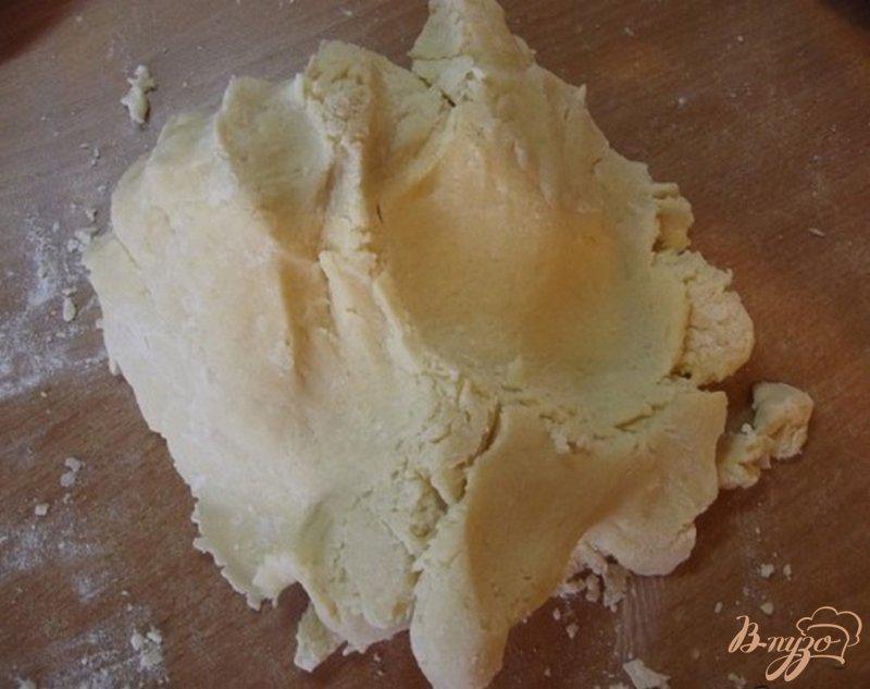 Фото приготовление рецепта: Пирог с консервированными фруктами и мороженным шаг №4