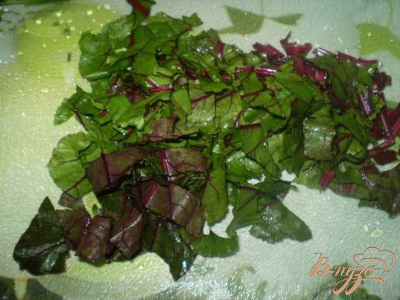 Фото приготовление рецепта: Витаминный салат со свекольной ботвой шаг №2