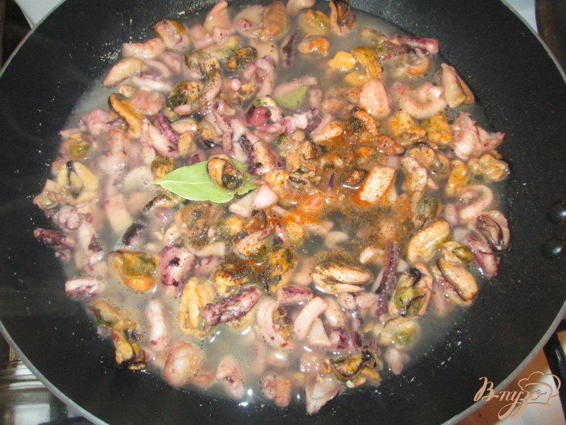Фото приготовление рецепта: Соус из морского коктейля к спагетти шаг №5