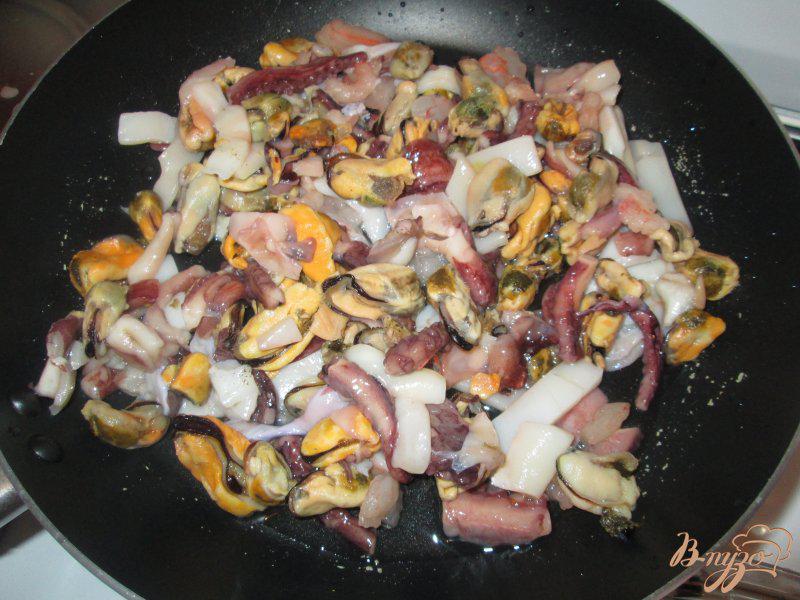 Фото приготовление рецепта: Соус из морского коктейля к спагетти шаг №3