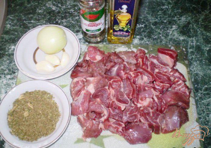 Фото приготовление рецепта: Говядина с луком, чесноком и зеленью шаг №1