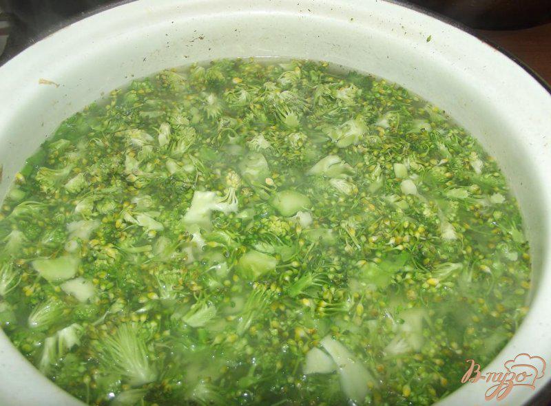 Фото приготовление рецепта: Суп из брокколи с сухариками шаг №5