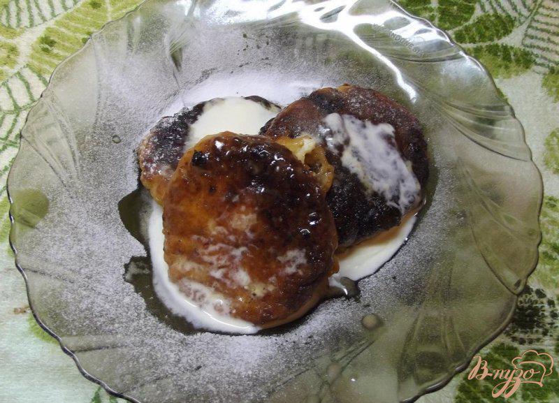 Фото приготовление рецепта: Сырники тушеные в сметанном соусе шаг №4