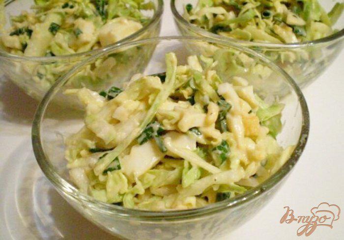 Фото приготовление рецепта: Капустный салат с яйцом и соевым соусом шаг №4