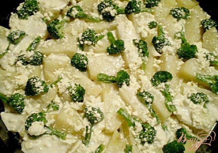 Фото приготовление рецепта: Картофель с брокколи и двумя видами сыра шаг №3