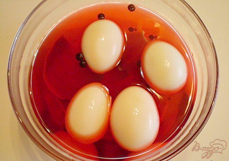 Фото приготовление рецепта: Маринованные яйца со свеклой шаг №4