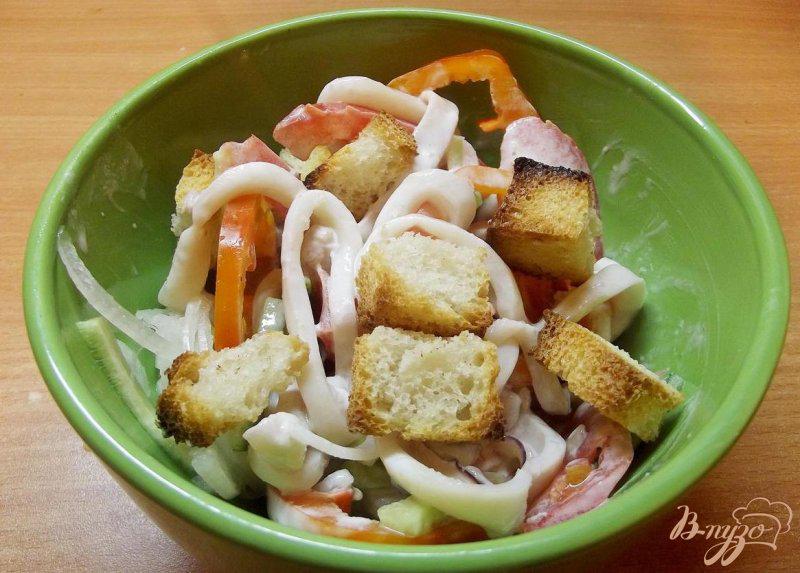 Фото приготовление рецепта: Салат с кальмаром и овощами шаг №8