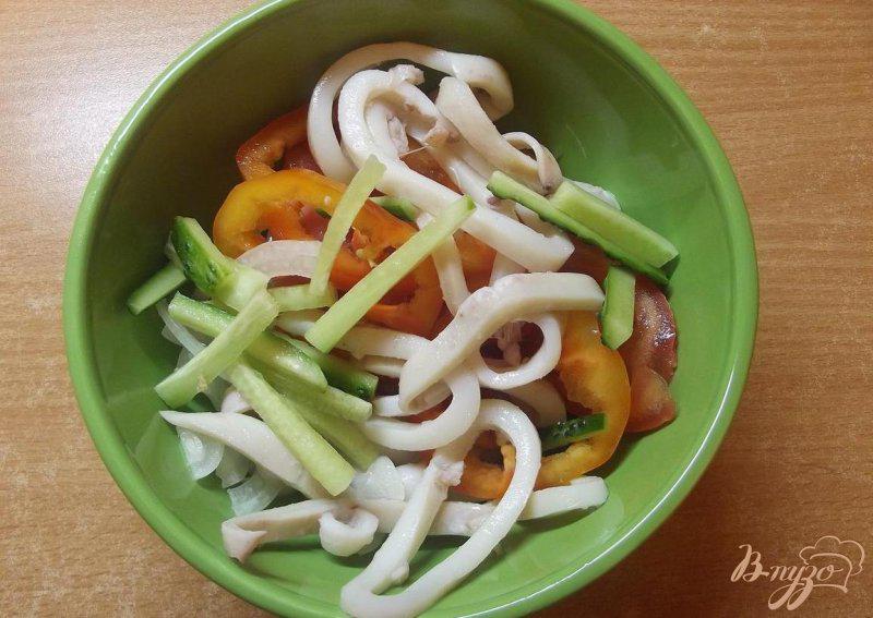 Фото приготовление рецепта: Салат с кальмаром и овощами шаг №6