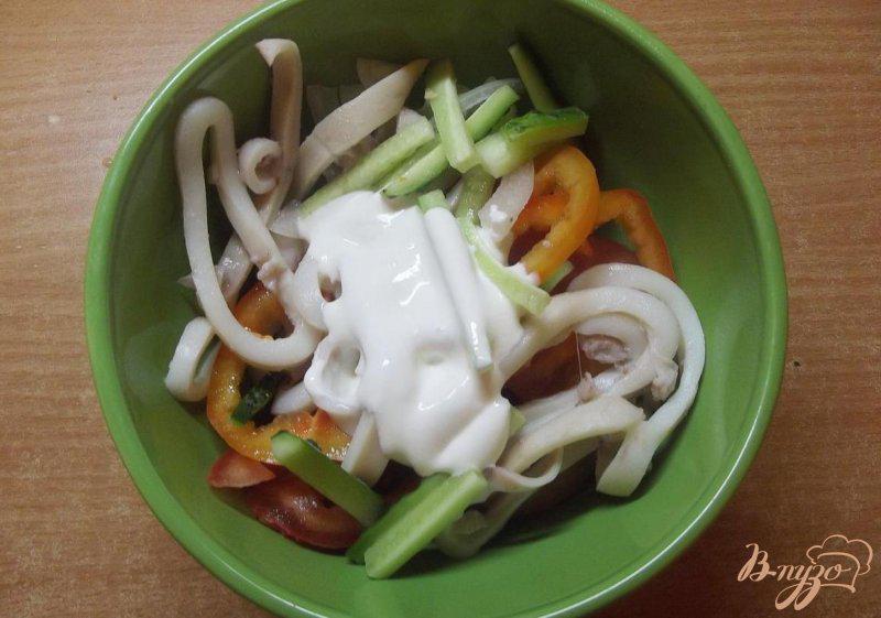 Фото приготовление рецепта: Салат с кальмаром и овощами шаг №7