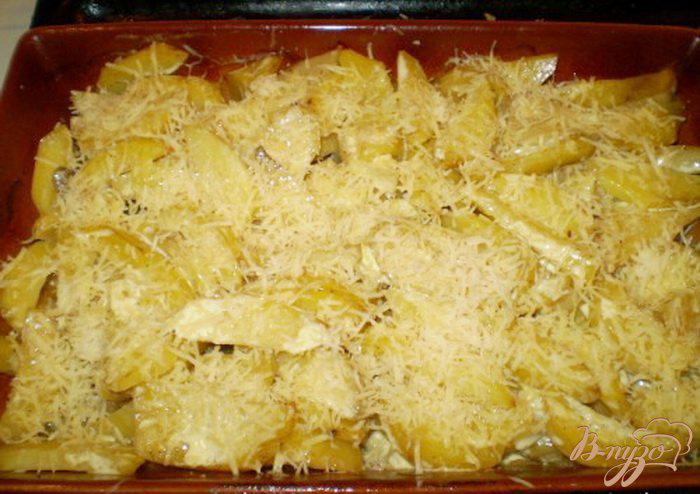 Фото приготовление рецепта: Картофель с мясом и грибами запеченный под сыром шаг №4
