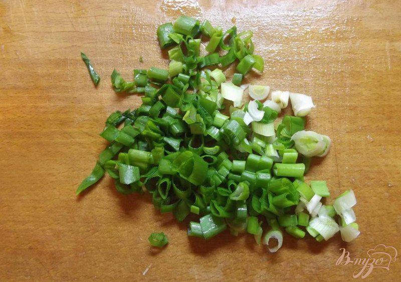 Фото приготовление рецепта: Салат с крымским луком и фетой шаг №4