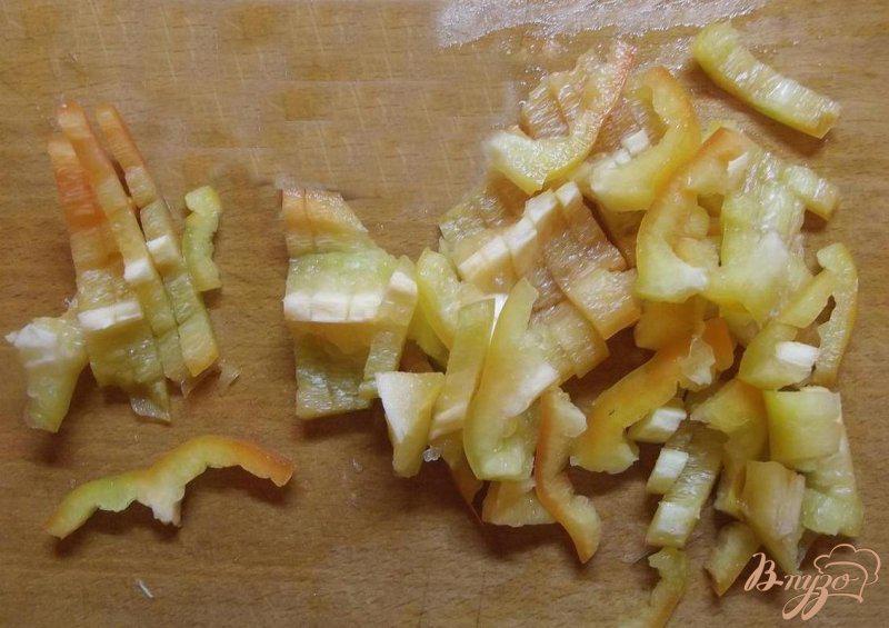 Фото приготовление рецепта: Салат с крымским луком и фетой шаг №3
