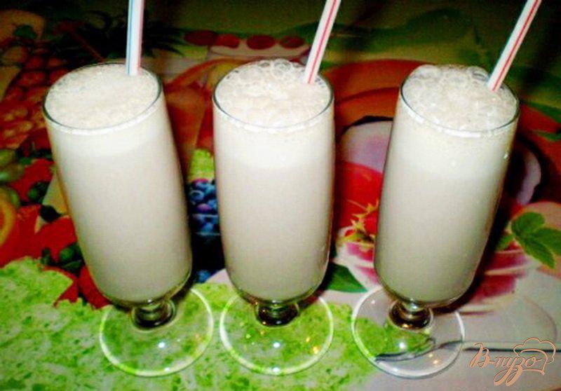 Фото приготовление рецепта: Молочный коктейль с бананом и фруктовым сиропом шаг №4