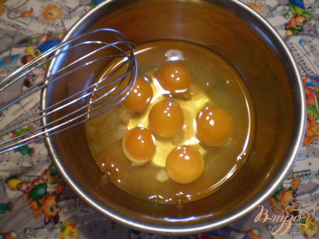 Фото приготовление рецепта: Сытный омлет с грибами шаг №2