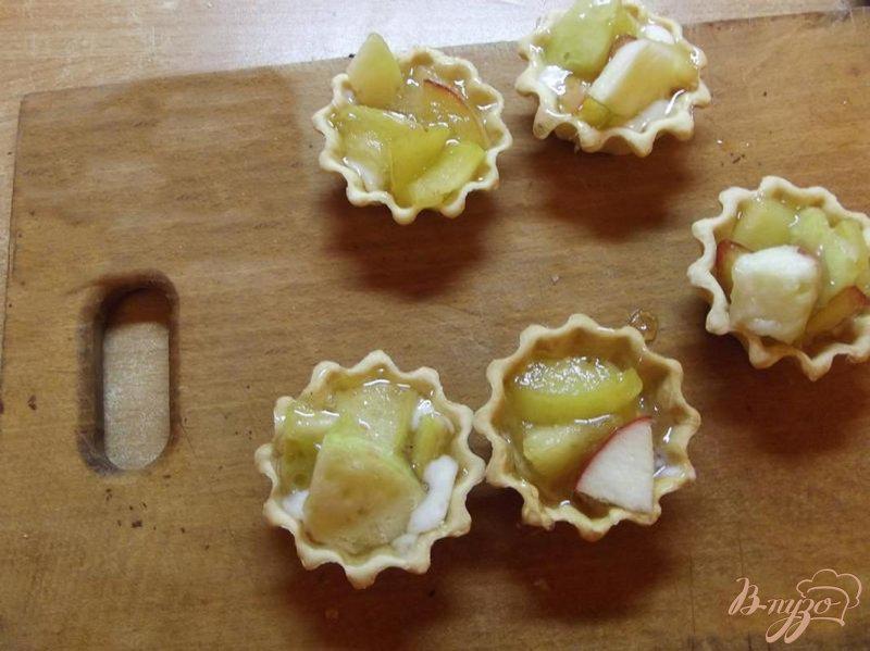 Фото приготовление рецепта: Тарталетки со сливками и фруктами шаг №5