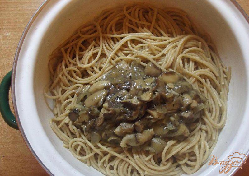 Фото приготовление рецепта: Спагетти с маслятами шаг №7