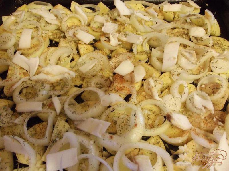 Фото приготовление рецепта: Картофель с омлетом в духовке шаг №5