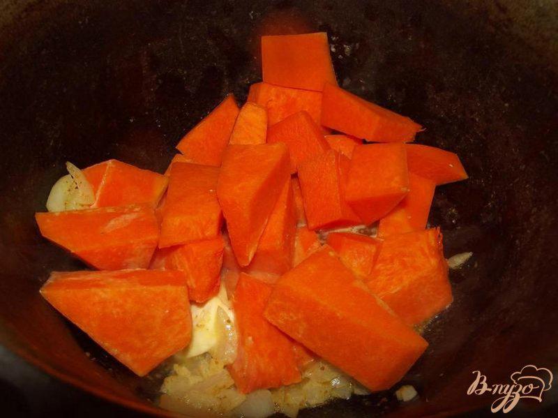 Фото приготовление рецепта: Крем-суп из тыквы с грушей шаг №4