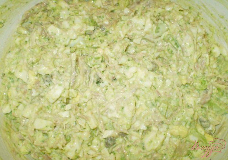 Фото приготовление рецепта: Салат мясной с каперсами и брокколи шаг №4