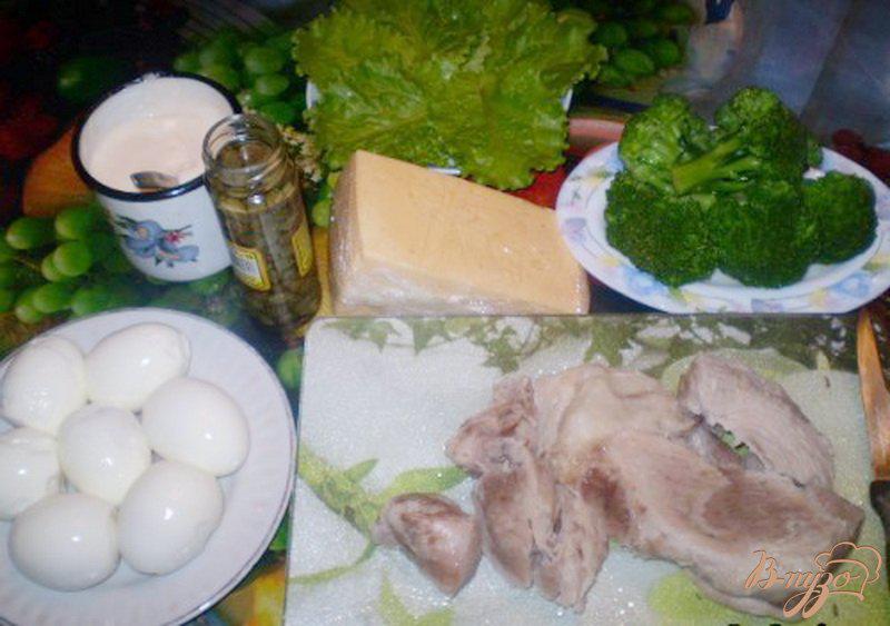 Фото приготовление рецепта: Салат мясной с каперсами и брокколи шаг №1
