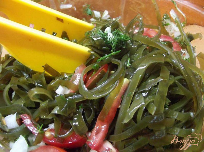 Фото приготовление рецепта: Салат из ламинарии с чесноком и луком шаг №5