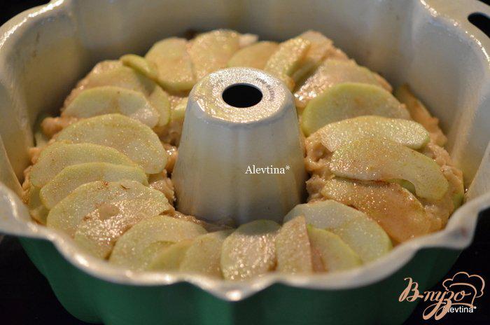 Фото приготовление рецепта: Карамельный яблочный кекс шаг №4