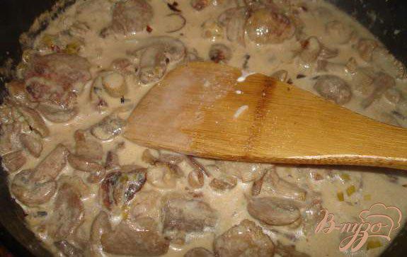 Фото приготовление рецепта: Маслята в сметане с гарниром из печеного картофеля шаг №4
