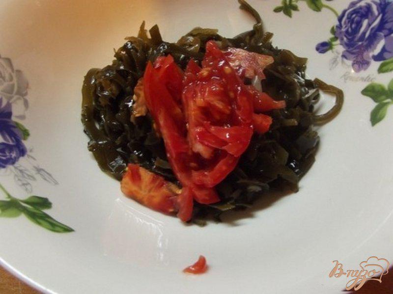 Фото приготовление рецепта: Салат из морской капусты с морепродуктами шаг №2